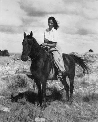 photo of Catherine Schuon on a horse